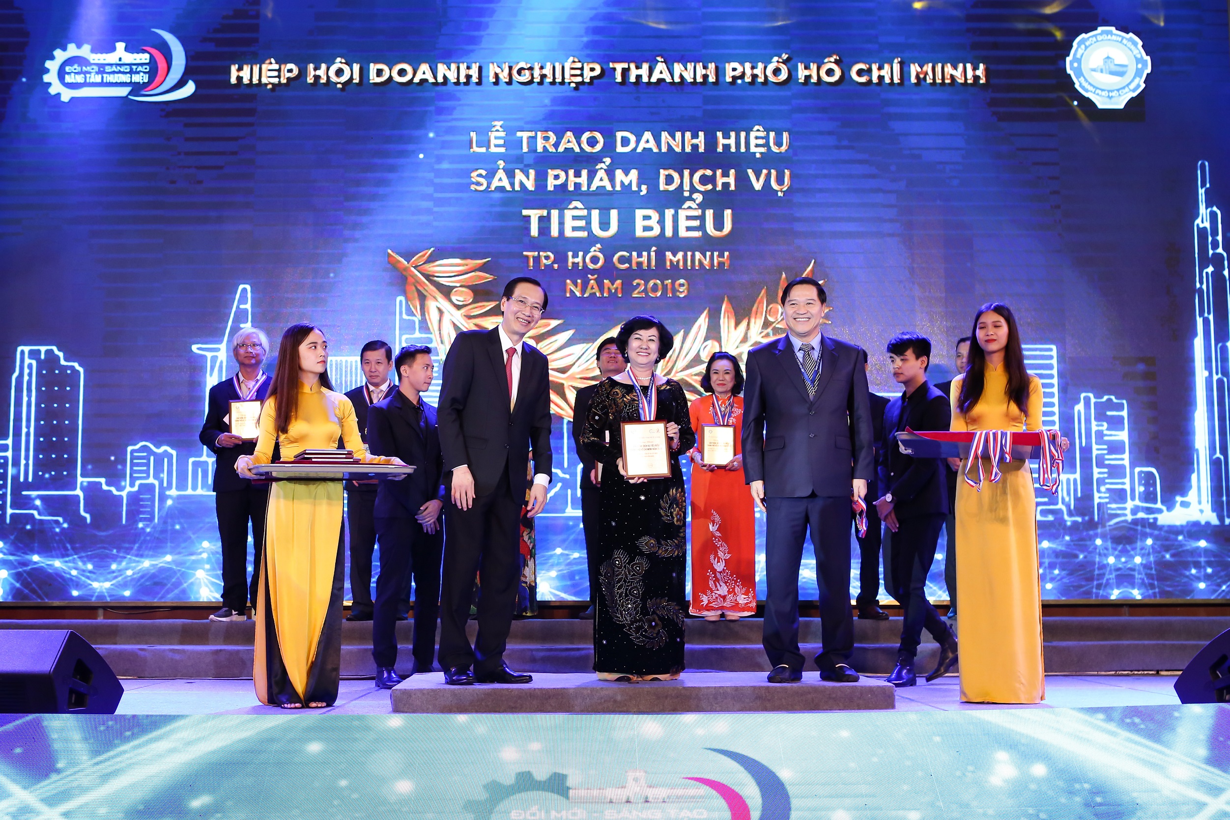 kem nghia tiep tuc duoc vinh danh san pham dich vu tieu bieu tphcm 2019_Kem Nghia   San pham Dich vu Tieu bieu nam 2019   03   Cropsize.jpg